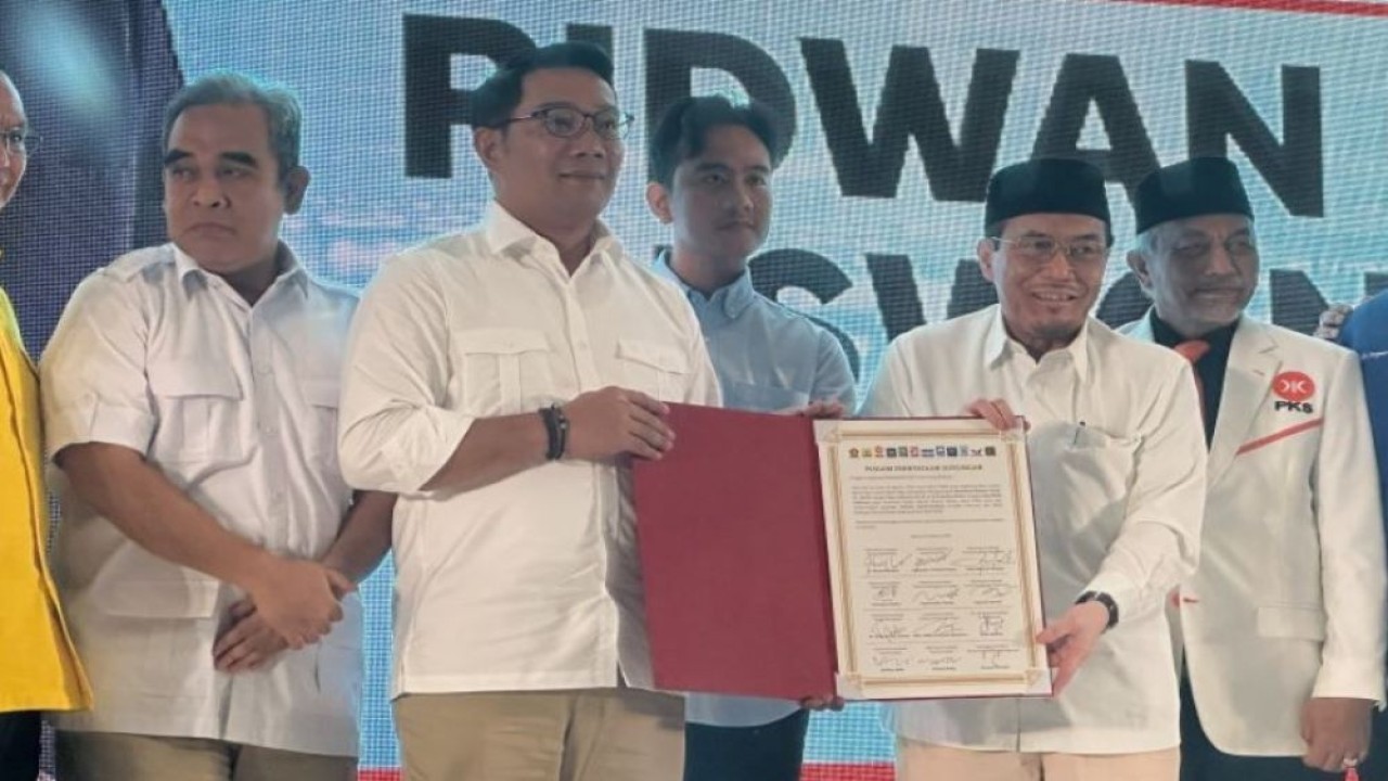 Bakal Pasangan Calon Gubernur dan Wakil Gubernur Jakarta Ridwan Kamil (kedua kiri) dan Suswono (kedua kanan) bersama calon wapres terpilih pada Pemilu 2024 Gibran Rakabuming Raka (tengah), Sekjen Gerindra Ahmad Muzani (kiri), dan Presiden PKS Ahmad Syaikhu berfoto bersama usai deklarasi di Hotel Sultan, Jakarta, Senin (19/8/2024). (Foto: ANTARA/Rio Feisal)