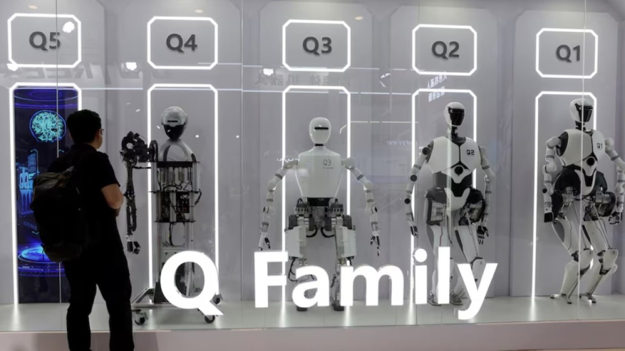 Seorang pengunjung melihat robot humanoid yang dipamerkan di stan Institut Otomasi, Akademi Ilmu Pengetahuan China selama Konferensi Robot Dunia di Beijing, 21 Agustus 2024. (Foto: Dok/Florence Lo/Reuters)