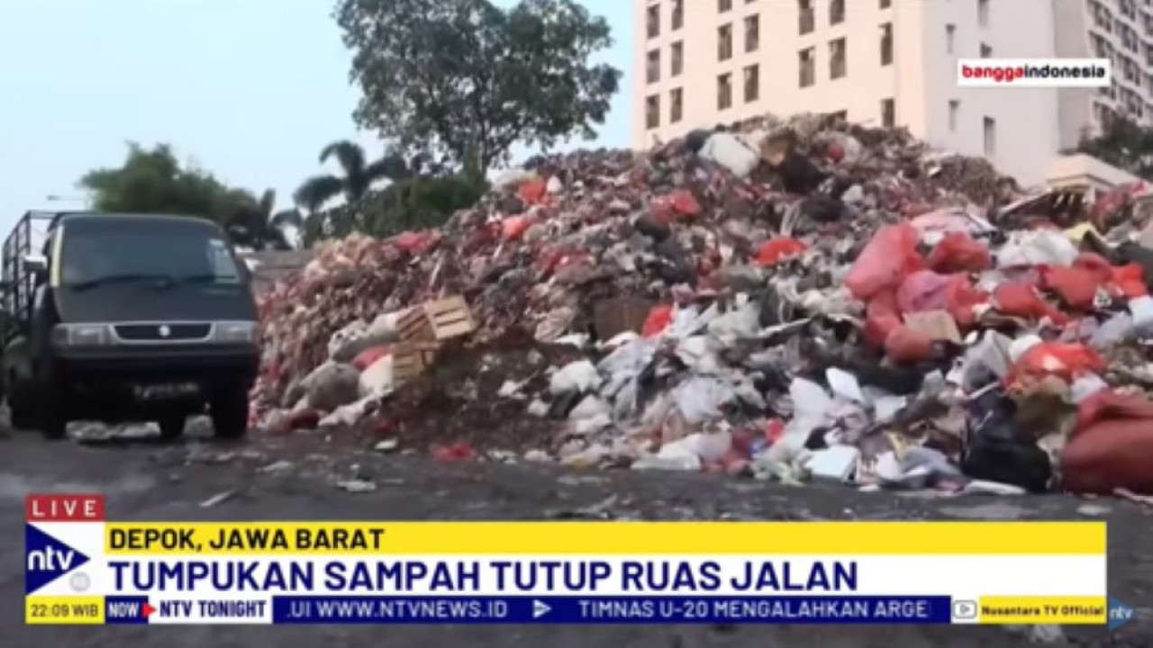 Sampah menggunung menutupi ruas jalan dan menyebarkan bau tak sedap di Depok