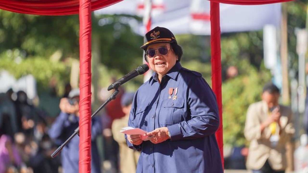 Menteri Lingkungan Hidup dan Kehutanan (LHK) Prof. Dr. Ir. Siti Nurbaya Bakar, M.Sc. menjadi inspektur upacara pengibaran bendera Hari Ulang Tahun (HUT) ke-79 Republik Indonesia (RI), di Lapangan Sembalun, Lombok Timur, Nusa Tenggara Barat (NTB), Sabtu, 17 Agustus 2024. (Foto: Istimewa)