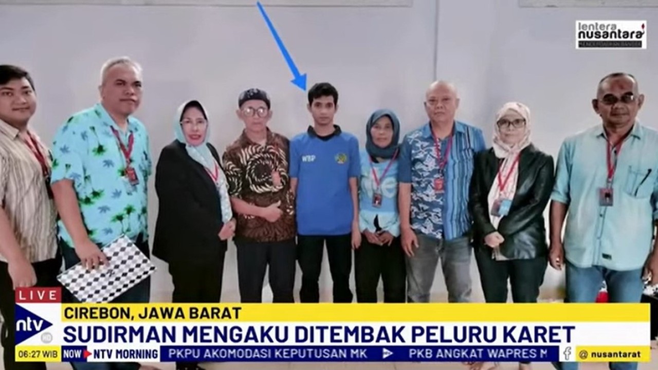 Mantan kuasa hukum Sudirman, Titin Prialianti saat bertemu dengan Sudirman bersama keluarga Sudirman di Lapas Banceuy, Bandung, Jawa Barat, beberapa waktu lalu.