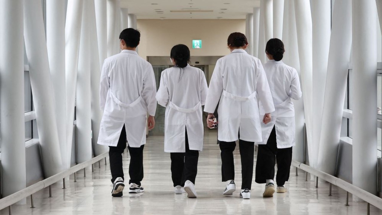 Ribuan dokter magang menolak bekerja sejak akhir Februari lalu sebagai protes terhadap rencana pemerintah menambah jumlah mahasiswa kedokteran. (Foto: Reuters)