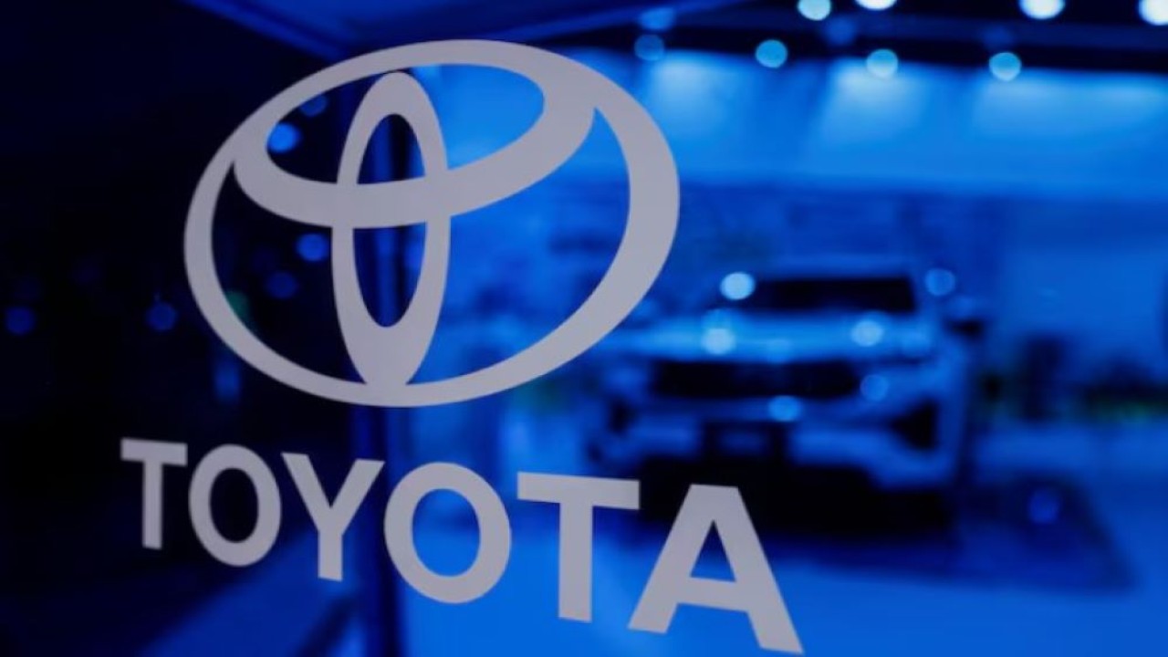 Logo Toyota di stan pameran di Bharat Mobility Global Expo yang diselenggarakan oleh Kementerian Perdagangan India di Pragati Maidan di New Delhi, India, 1 Februari 2024. (Foto: Dok/Anushree Fadnavis/Reuters)