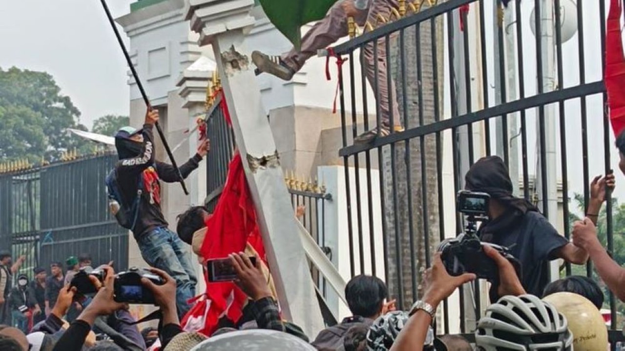 Pagar gedung DPR RI dijebol massa aksi tolak UU Pilkada. (Foto: Bagas/NTVnews)