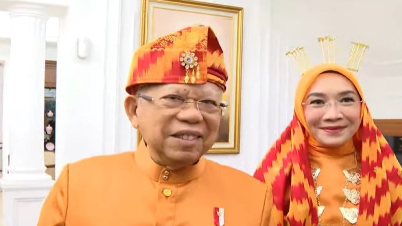 Wapres KH Ma'ruf Amin beserta Ibu Hj. Wury Ma'ruf Amin memilih mengenakan pakaian adat Pontianak, Provinsi Kalimantan Barat (Kalbar). (Foto: Tangkapan layar)