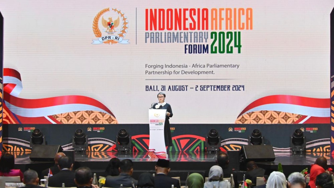Menteri Luar Negeri Retno Marsudi, menyampaikan sambutan kunci pada pembukaan Indonesia-Africa Parliamentary Forum (IAPF) yang pertama di Nusa Dua, Bali, pada Minggu, 1 September 2024. (Foto: Istimewa/Kemenlu)