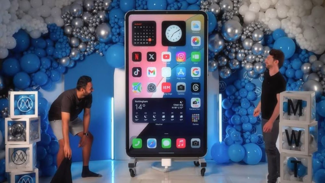 YouTuber Arun Maini membuat iPhone raksasa untuk merayakan pencapaian jumlah pengikut YouTube-nya yang melampaui akun resmi Apple. (Foto: Tangkapan layar YouTube Guinness World Records)