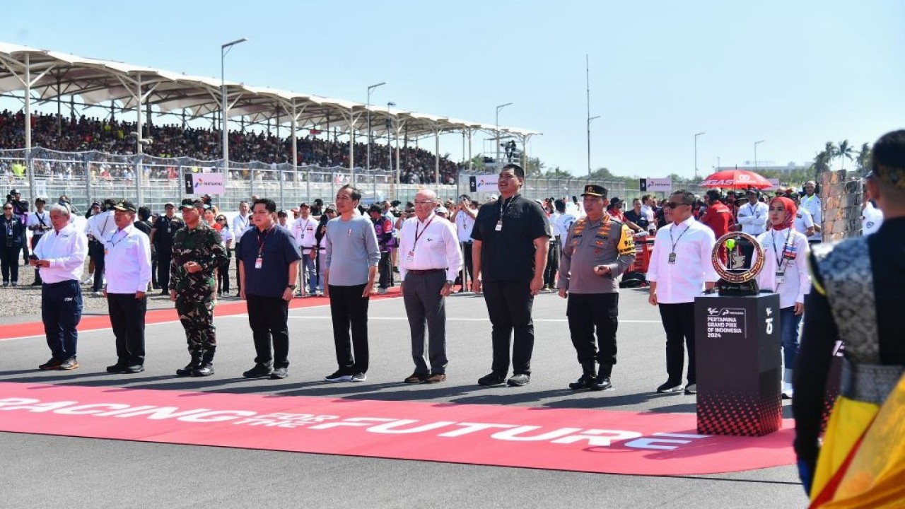 Presiden RI Joko Widodo bersama jajaran menteri dan Direktur Utama Pertamina Nicke Widyawati menghadiri opening ceremony balap MotoGP di Pertamina Grand Prix of Indonesia, Minggu (29/9/2024). (Foto: BPMI Setpres)