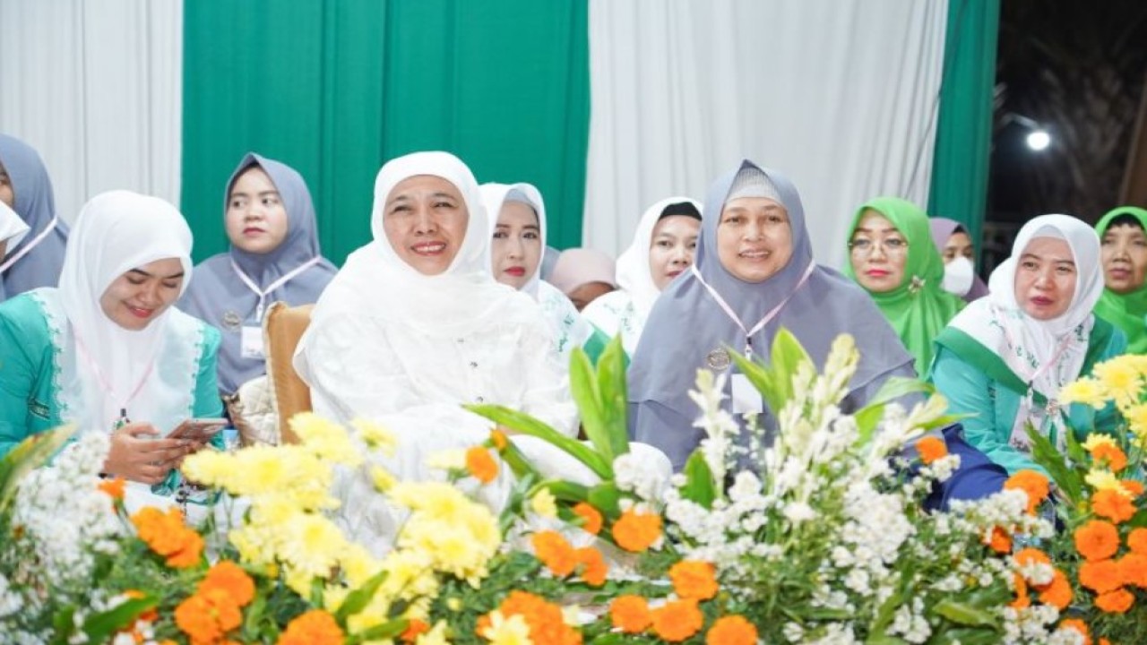 Bakal Calon Gubernur Jawa Timur Khofifah Indar Parawansa (dua kiri) saat hadir dalam Majelis Maulid Wat Ta’lim Riyadhul Jannah ‘Sidoarjo Bermunajat’, Sabtu (31/8/2024) malam. (Foto: ANTARA/HO-Tim KIP)