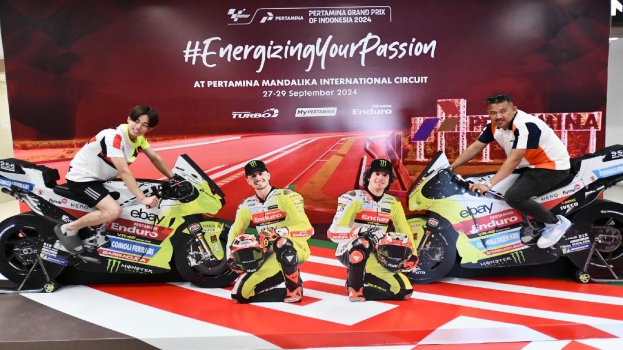 Wisatawan berfoto dengan papan berbentuk motor Pembalap Pertamina Enduro VR46 Racing Team di Lombok International Airport, Lombok Tengah, Nusa Tenggara Barat pada Kamis (26/9/2024). (Foto: Istimewa)