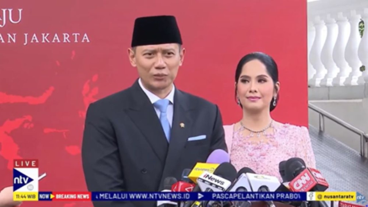 Agus Harimurti Yudhoyono didampingi sang istri Annisa Pohan memberikan keterangan pers usai pelantikan