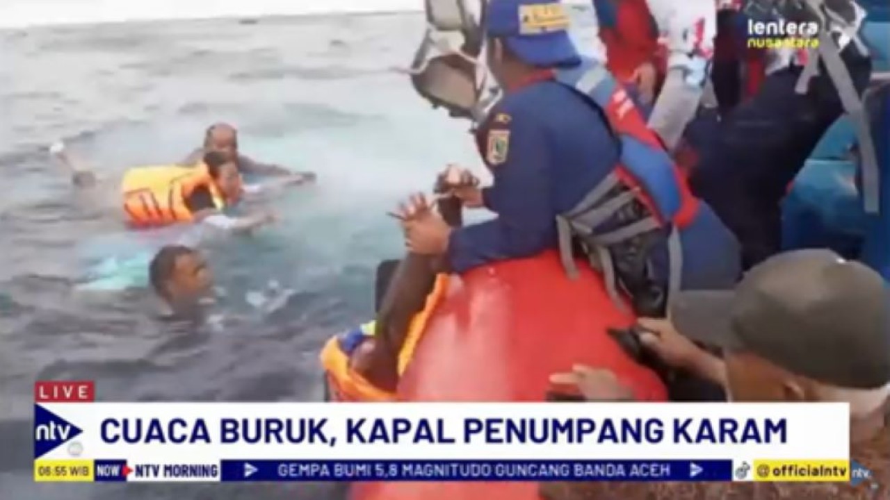 Petugas gabungan menyelamatkan penumpang KM Salsabila yang karam di Kepulauan Seribu
