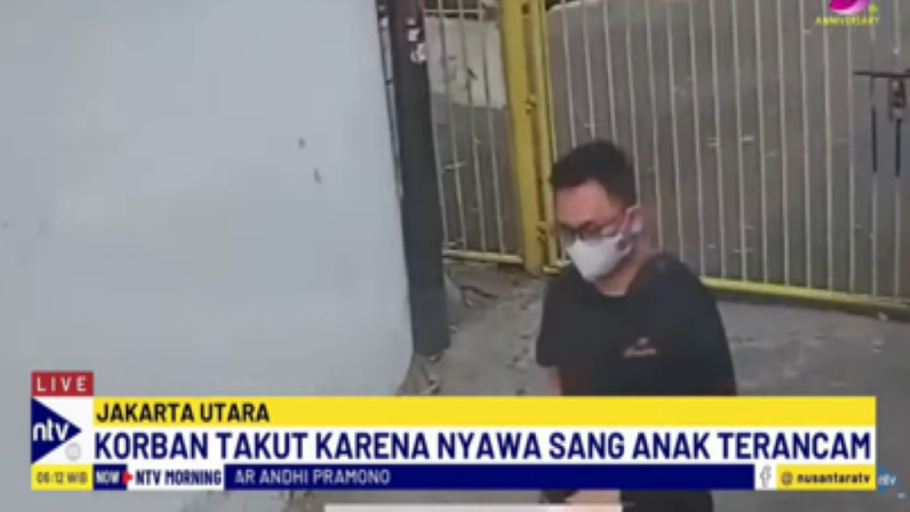 Salah satu dari komplotan penipu berkedok pengusir setan memasuki rumah korban