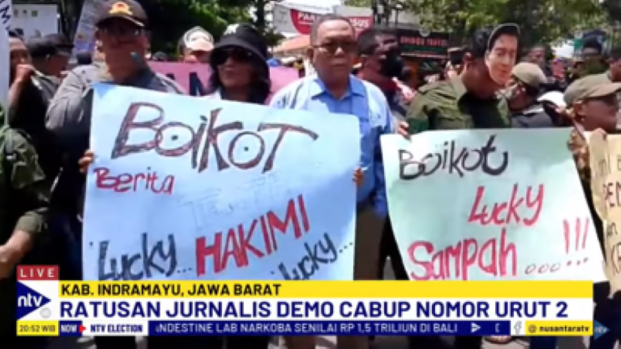 Ratusan jurnalis Indramayu berunjuk rasa memprotes ucapan calon Bupati Indramayu nomor urut dua, Lucky Hakim yang dianggap menghina profesi wartawan