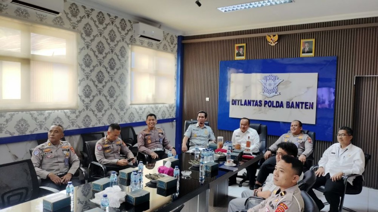 Tim Pembina Sistem Administrasi Manunggal Satu Atap (Samsat) Provinsi Banten menggelar rapat koordinasi (rakor) di Markas Polda Banten, Rabu (6/11/2024)/Foto: Istimewa