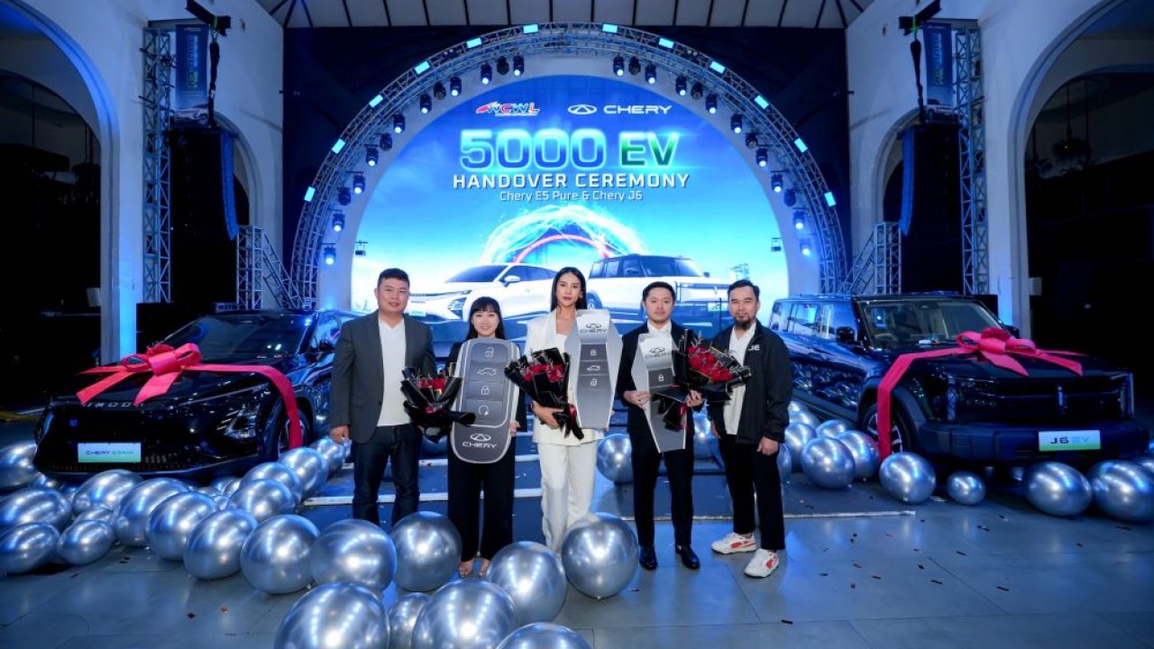 Chery merayakan penyerahan 5.000 unit kendaraan listrik di Indonesia. (Foto: Istimewa/PT CSI)