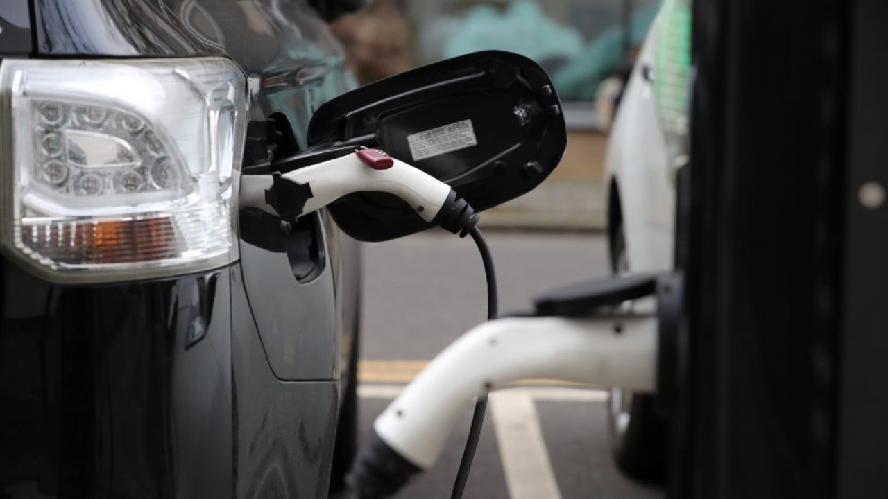 Ilustrasi. Kendaraan listrik sedang melakukan pengisian daya. (Foto: Reuters)