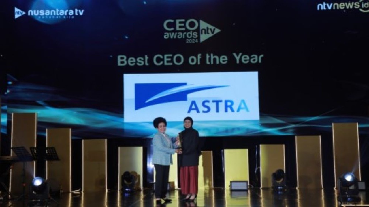 Komisaris NT Corp, Lince Berliana Tobing, memberikan Penghargaan Best CEO of The Year 2024 kepada Presiden Direktur PT Astra International Indonesia Tbk, Djony Bunarto Tjondro, yang diwakili Head Media Relations Astra, Regina Panontongan, dalam acara NTV CEO Awards di Hotel Raffles, Jakarta, Rabu malam, 4 Desember 2024. (Foto: Nusantara TV)