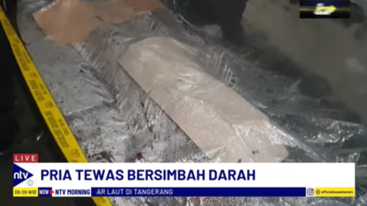 Seorang pengemudi ojek online tewas bersimbah darah usai duel dengan kakak iparnya sendiri di daerah Gambir Jakarta Pusat