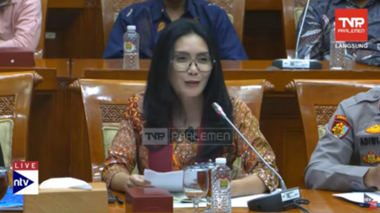 Rieke Diah Pitaloka yang akrab disapa Oneng berbicara saat RDP dan RDPU Komisi III DPR RI dengan Polda Jawa Barat dan Polres Tasikmalaya Kota