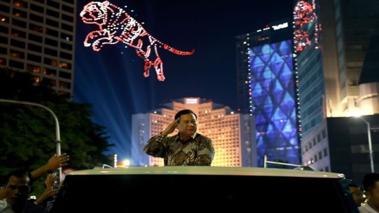 Presiden Prabowo Subianto tiba di Bunderan Hotel Indonesia saat malam pergantian Tahun Baru 2025. (Foto: Instagram @prabowo)