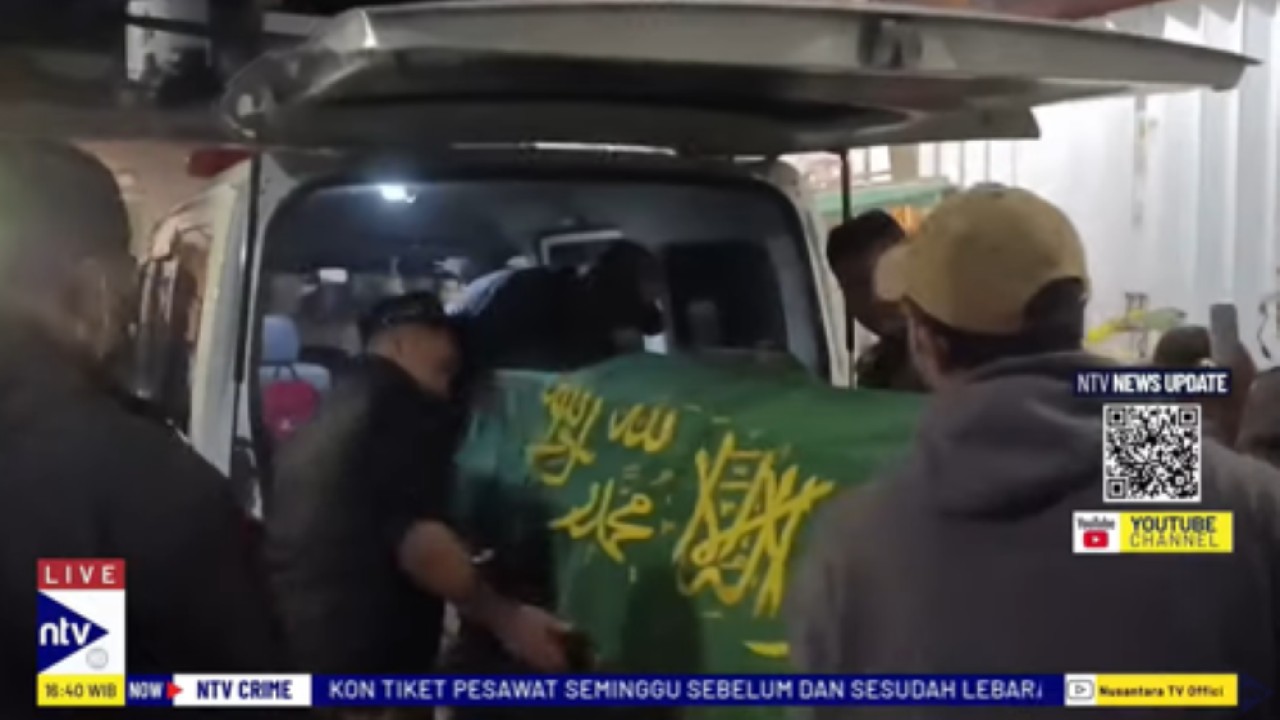 Jasad perempuan di Bandung yang dibunuh secara sadis oleh pacarnya dimasukkan ke dalam ambulans