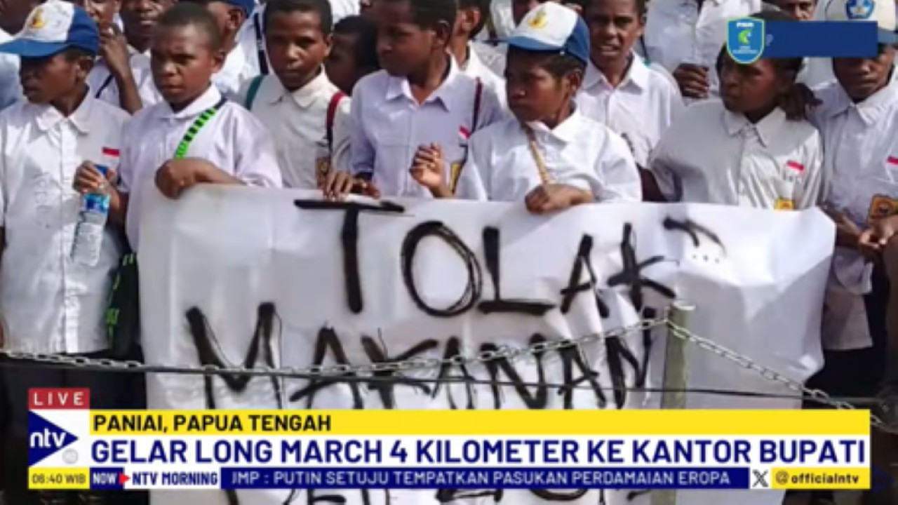 Ribuan pelajar di Papua melakukan unjuk rasa menolak program makan siang gratis