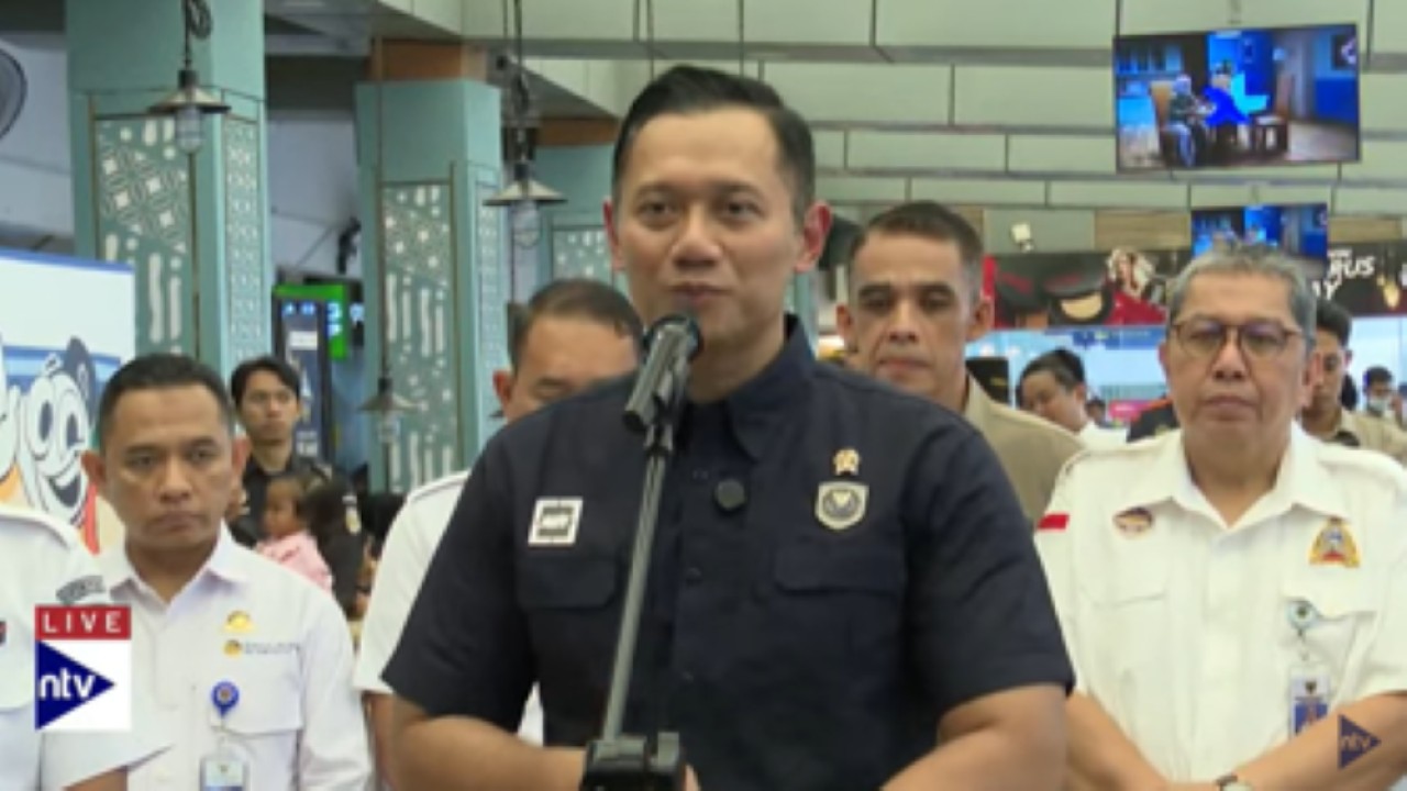 Menteri Koordinator (Menko) Bidang Infrastruktur dan Pembangunan Kewilayahan (IPK) Agus Harimurti Yudhoyono (AHY) memantau arus mudik Lebaran 2025 di Stasiun Senen, Jakarta