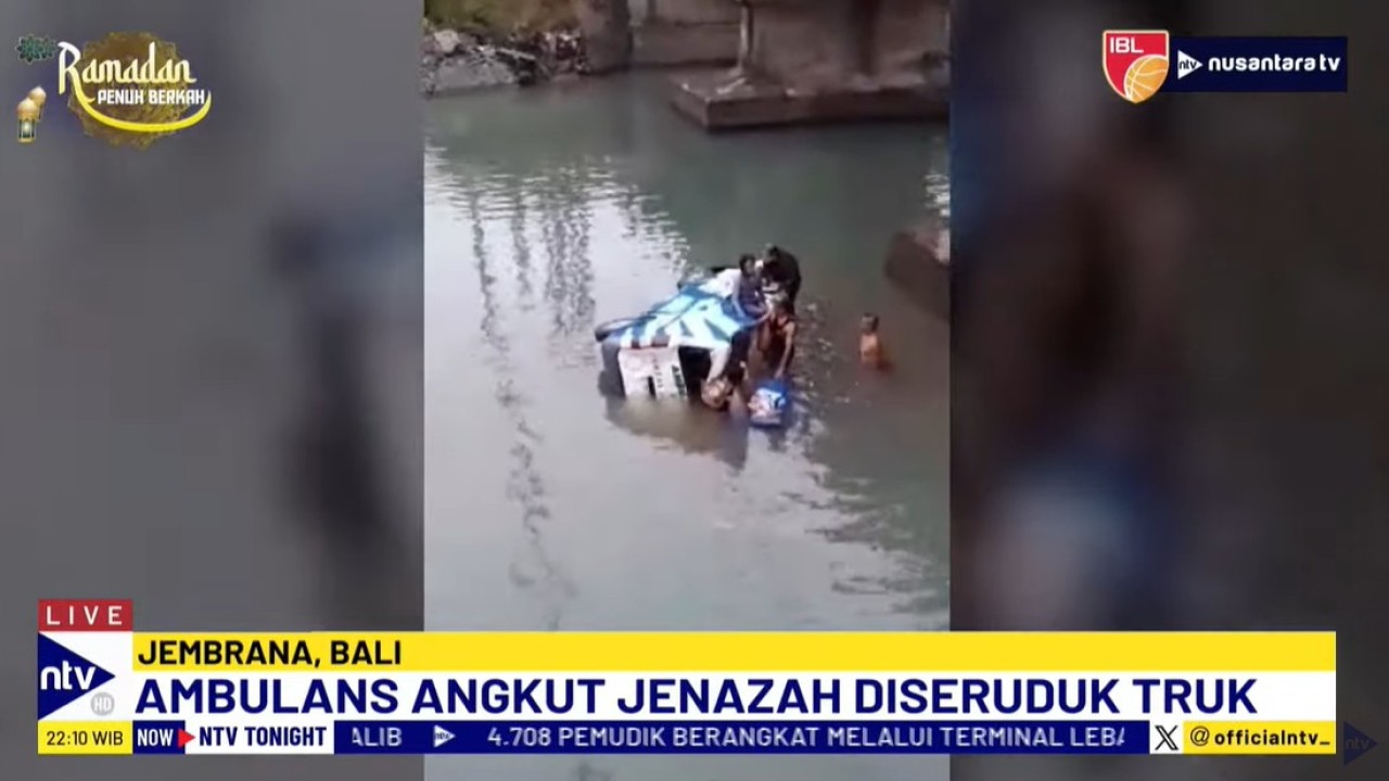 Ambulans yang sedang membawa jenazah mengalami kecelakaan setelah diseruduk truk hingga terjun ke dalam sungai.
