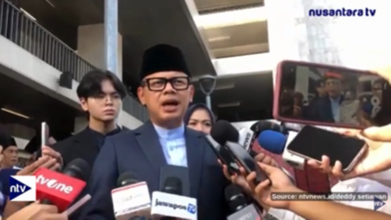 Wakil Menteri Dalam Negeri (Wamendagri) Bima Arya merespons pertanyaan wartawan terkait kebijakan Wali Kota yang membolehkan ASN menggunakan mobil dinas untuk mudik Lebaran