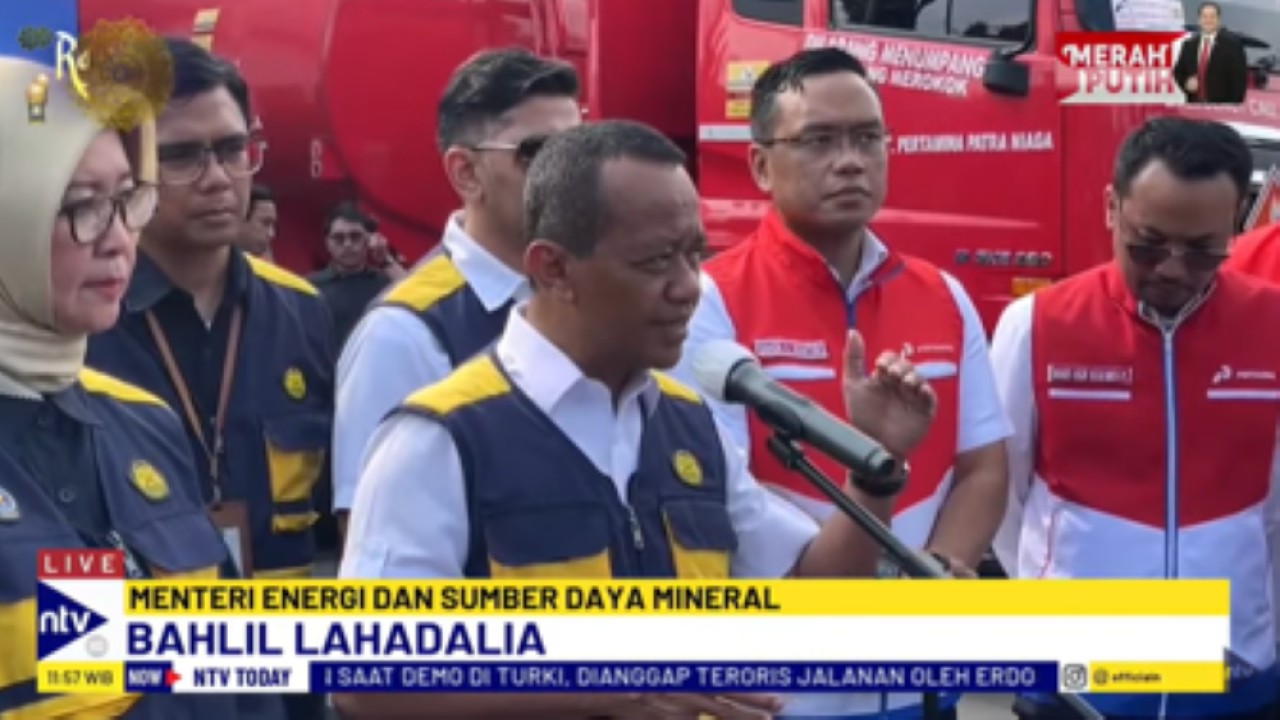 Menteri ESDM Bahlil Lahadalia mengecek kesiapan pasokan listrik untuk mudik dan Lebaran 2025