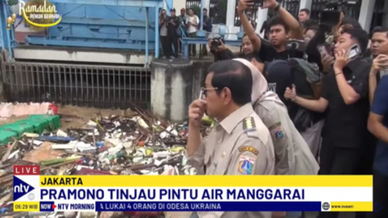 Gubernur DKI Jakarta, Pramono Anung didampingi Plt Kepala Dinas Sumber Daya Air (SDA) DKI Jakarta Ika Agustin Ningrum meninjau Pintu Air Manggarai