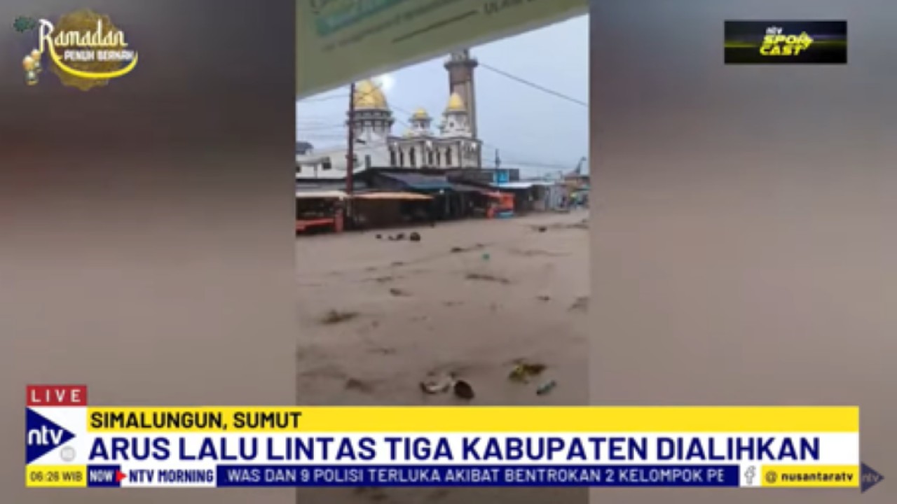 Pemukiman dan jalan raya digenangi air banjir bandang di Parapat, Kabupaten Simalungun, Sumatera Utara