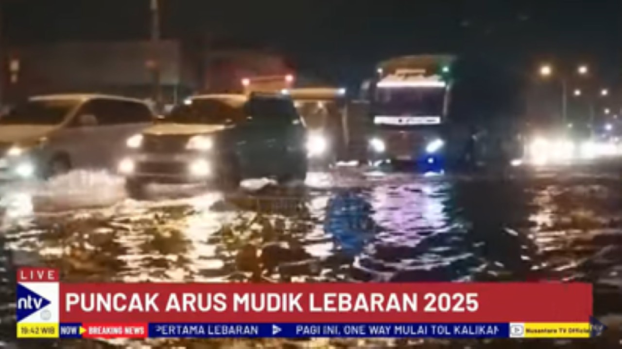 Banjir rob menggenangi Jalur Pantura di Sayung, Kabupaten Demak menghambat perjalanan para pemudik