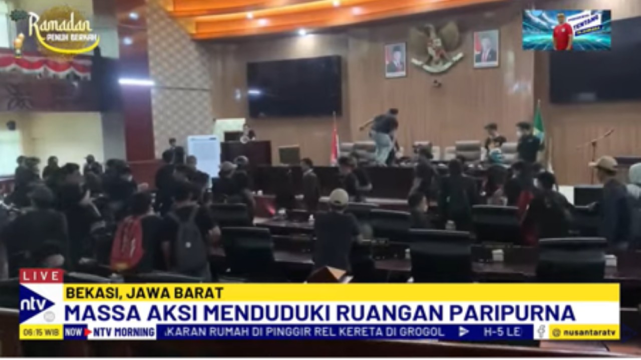Massa menerobos masuk ke dalam ruang Paripurna Gedung DPRD Kota Bekasi saat demo menolak UU TNI