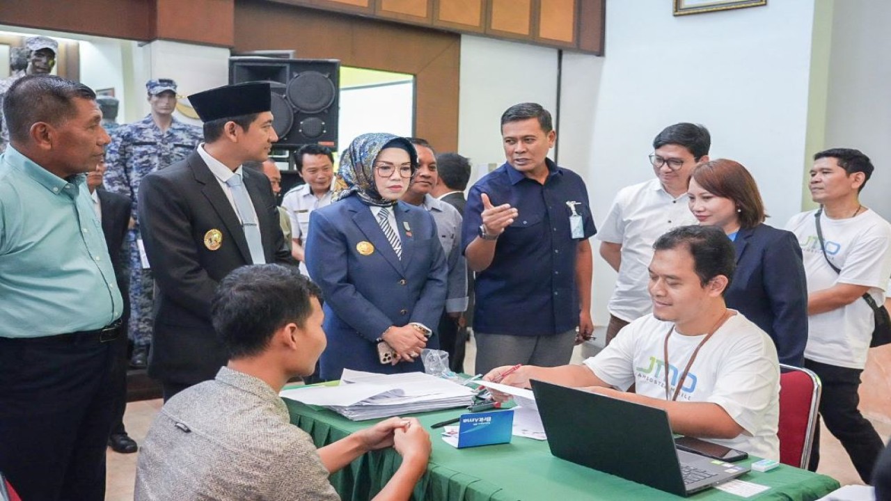 Direktur Utama BPJS Ketenagakerjaan, Anggoro Eko Cahyo meninjau layanan prioritas bagi karyawan PT Sritex/Foto: Istimewa