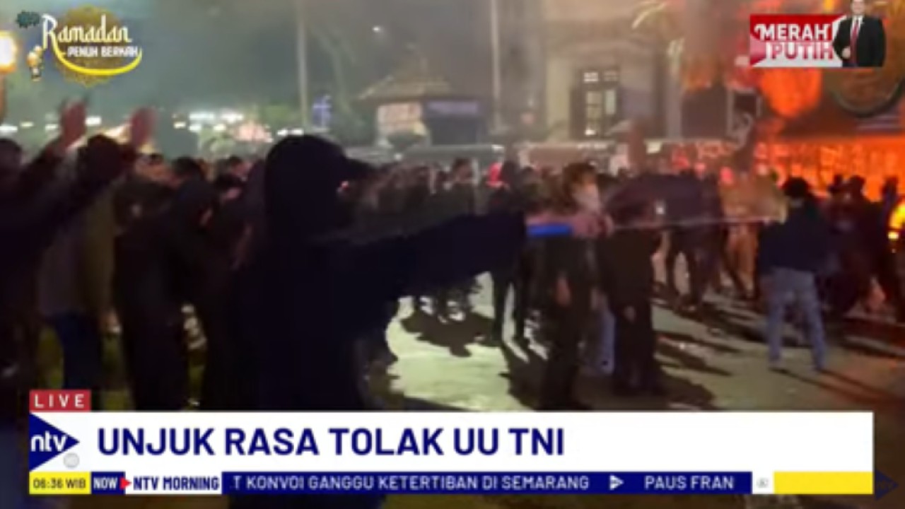 Aksi unjuk rasa menolak pengesahan UU TNI di Malang berakhir ricuh