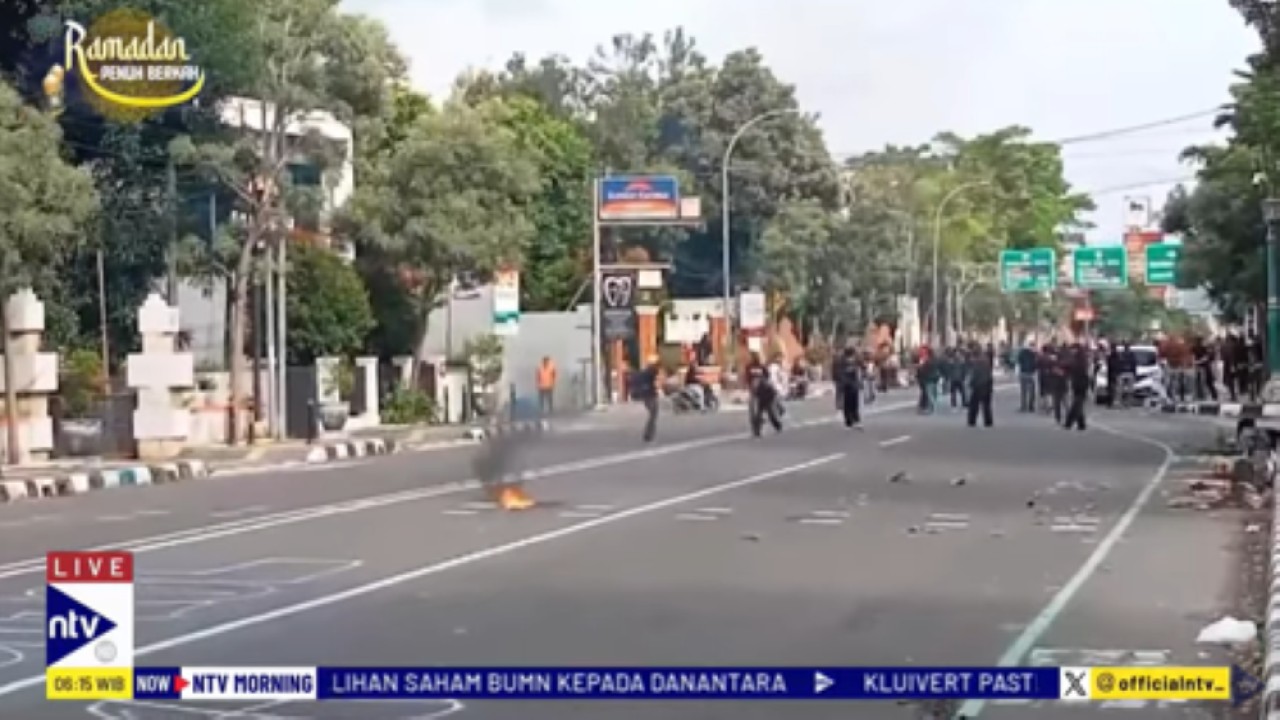 Belasan orang tak dikenal melakukan aksi anarkis di sela-sela aksi unjuk unjuk rasa mahasiswa yang berlangsung di gedung DPRD Kota Cirebon