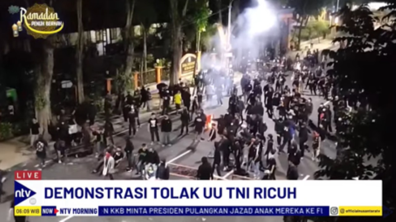 Demo mahasiswa menolak UU TNI di Surabaya berujung ricuh