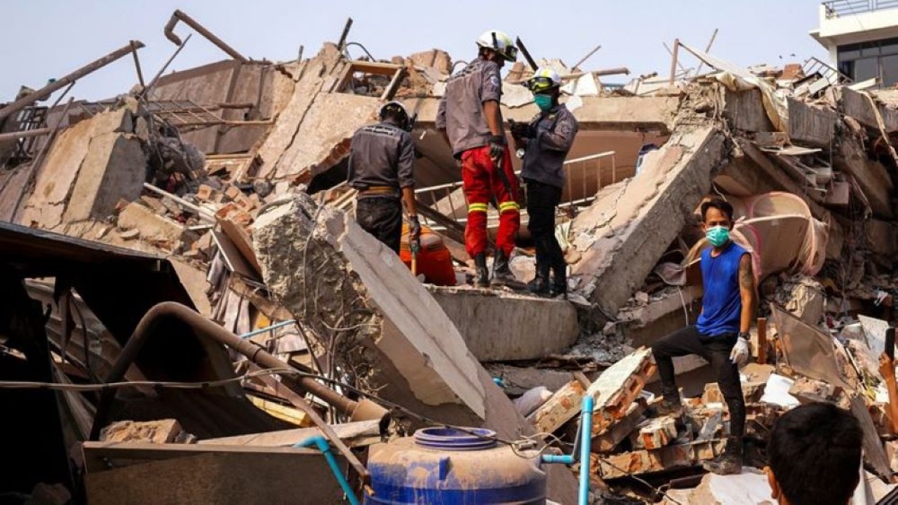 Tim penyelamat terus berupaya mencari para korban gempa Myanmar yang tertimbun reruntuhan bangunan