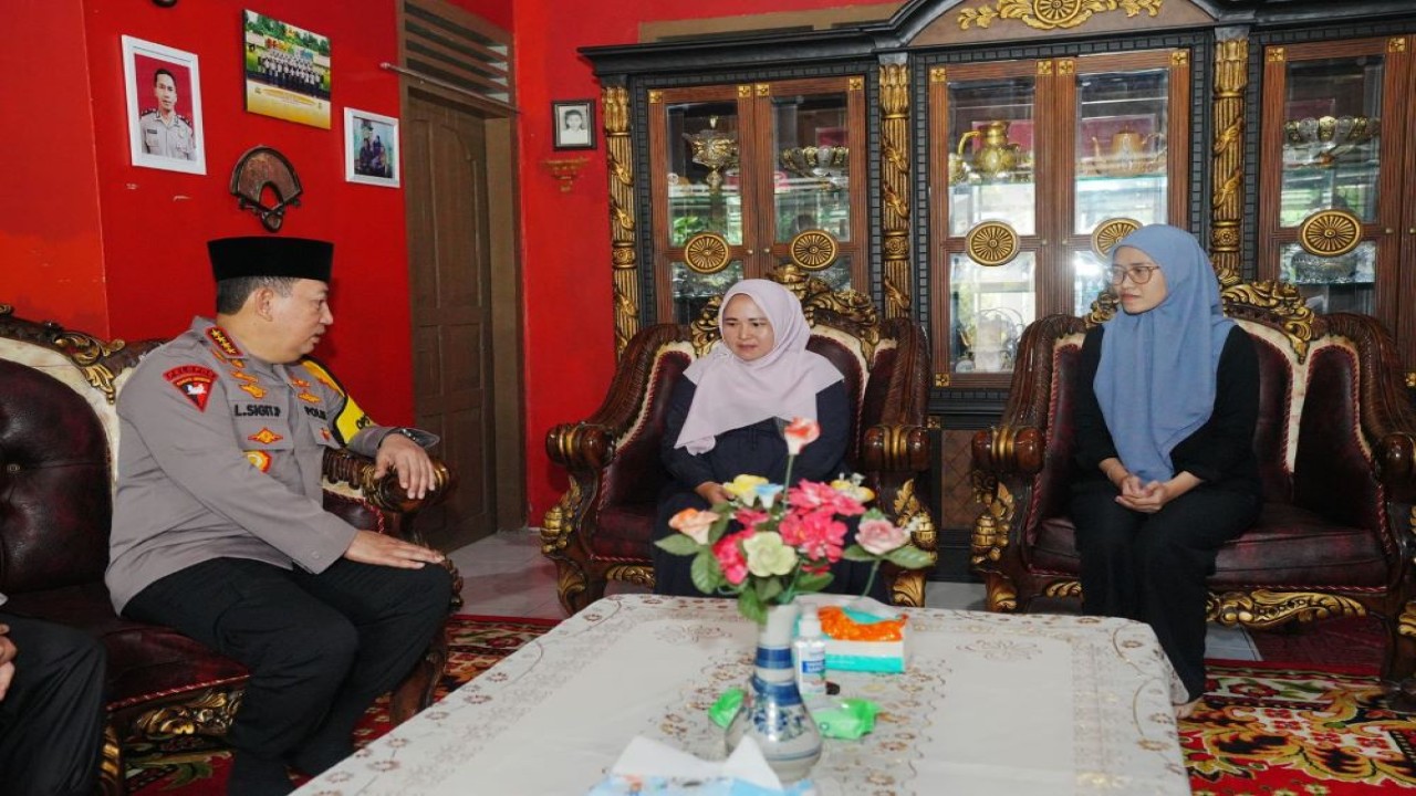 Kapolri Jenderal Listyo Sigit Prabowo mengunjungi keluarga AKP (Anumerta) Lusiyanto di Kabupaten Oku Timur, Sumatera Selatan (Sumsel)/Foto: Istimewa