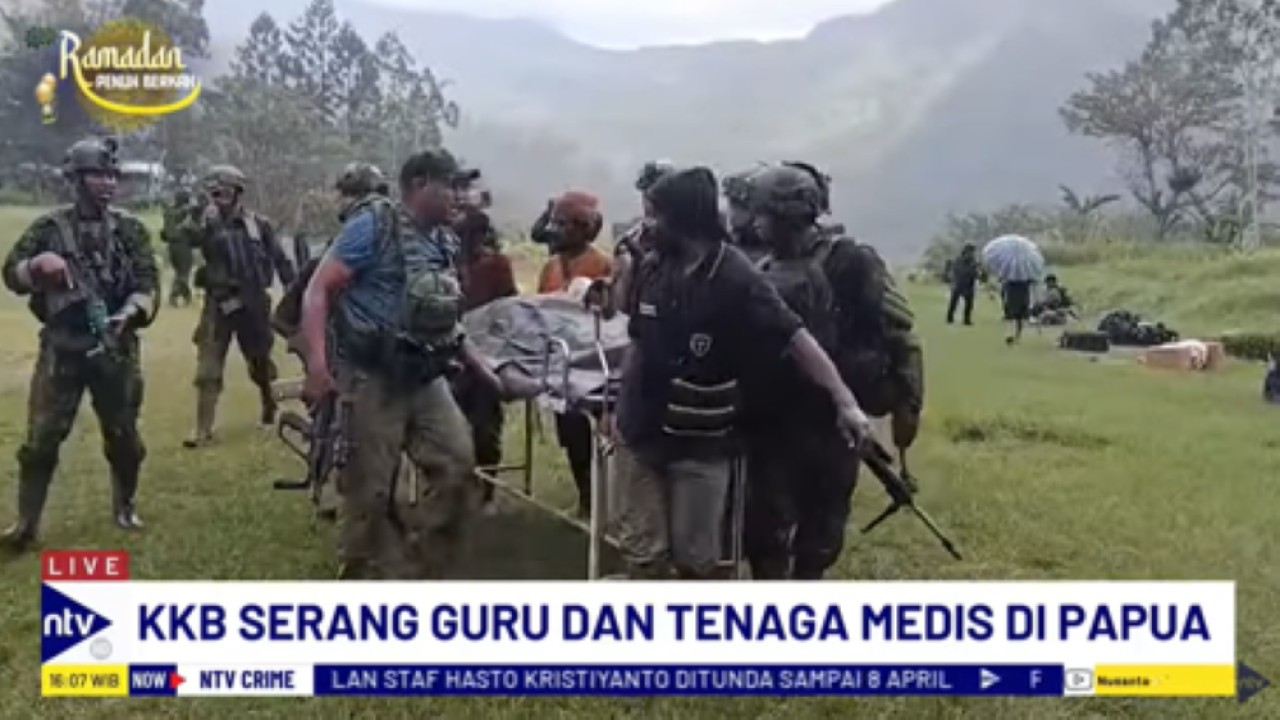 Personel TNI-Polri mengevakuasi 10 korban serangan KKB di Yahukimo, Papua