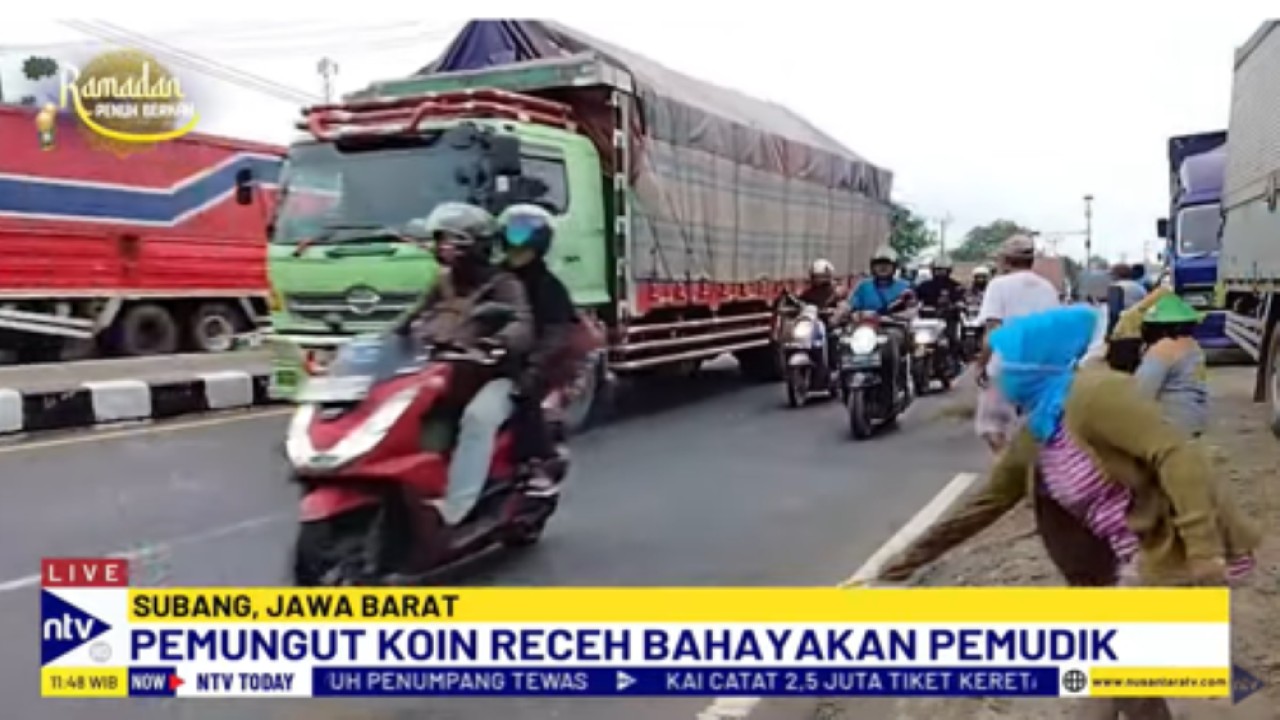Para pemungut koin atau uang receh kembali marak di jalur Pantura, Jawa Barat