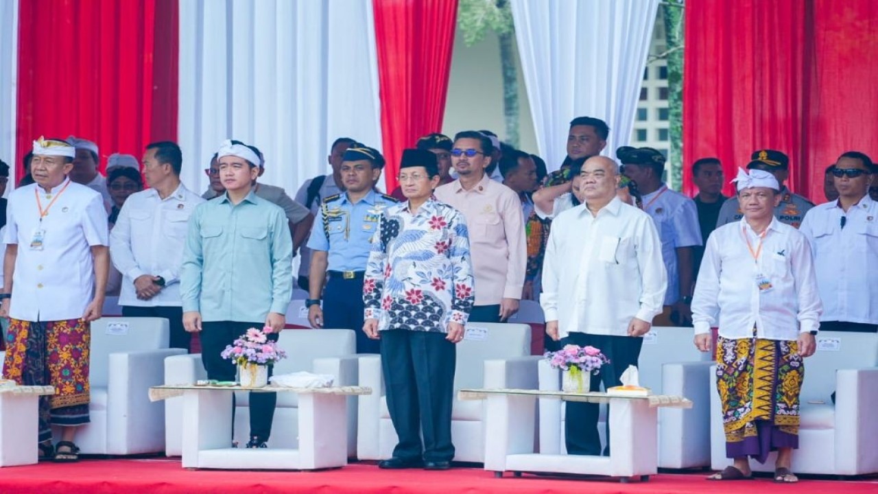 Wapres Gibran Rakabuming Raka bersama Menag Nasaruddin Umar menghadiri acara Tawur Agung di pelataran selatan Candi Prambanan pada Jumat (28/3/2025). (Foto: Istimewa/Kemenag)