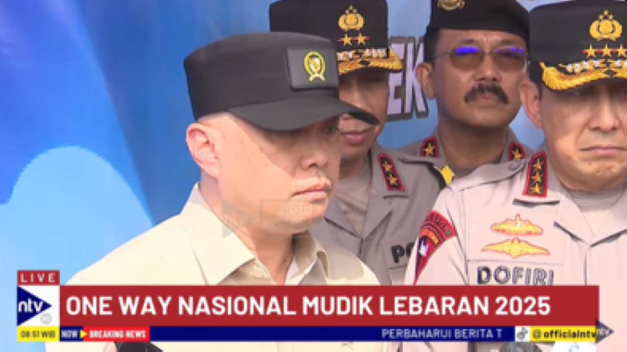 Menteri Perhubungan Dudy Purwagandhi memberikan keterangan pers terkait penerapan one way nasional pada arus mudik Lebaran 2025