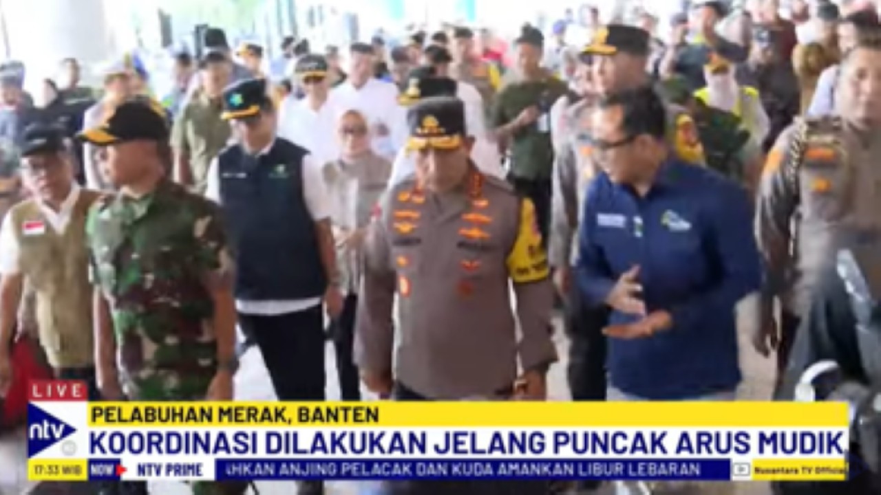 Menko PMK, Kapolri-Panglima TNI memantau arus mudik di Pelabuhan Merak