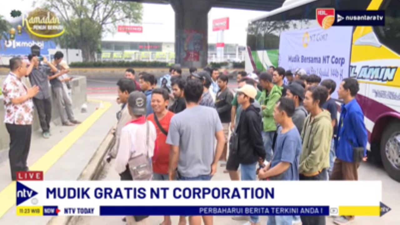 Direktur HRD PT Bangkitgiat Usaha Mandiri (PT BUM) Suripto melepas keberangkatan para pemudik yang mengikuti mudik gratis bersama NT Corporation