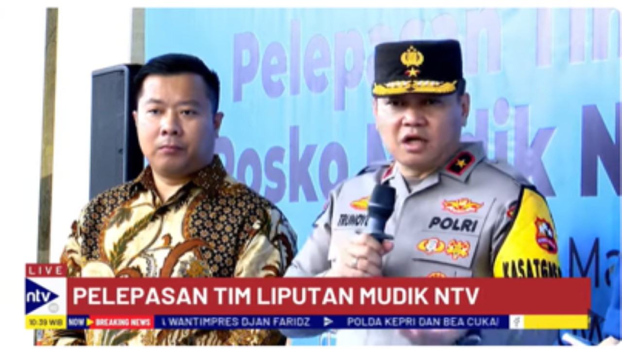 Direktur Nusantara TV Randy Monthonaro Tampubolon bersama Karo Penmas Divisi Humas Mabes Polri Brigjen Pol Trunoyudo Wisnu Andiko pada acara pelepasan Tim Mudik Nusantara TV 2025 berlangsung di NT Tower, Kayu Putih, Pulo Gadung, Jakarta Timur pada Kamis, 27 Maret 2025.