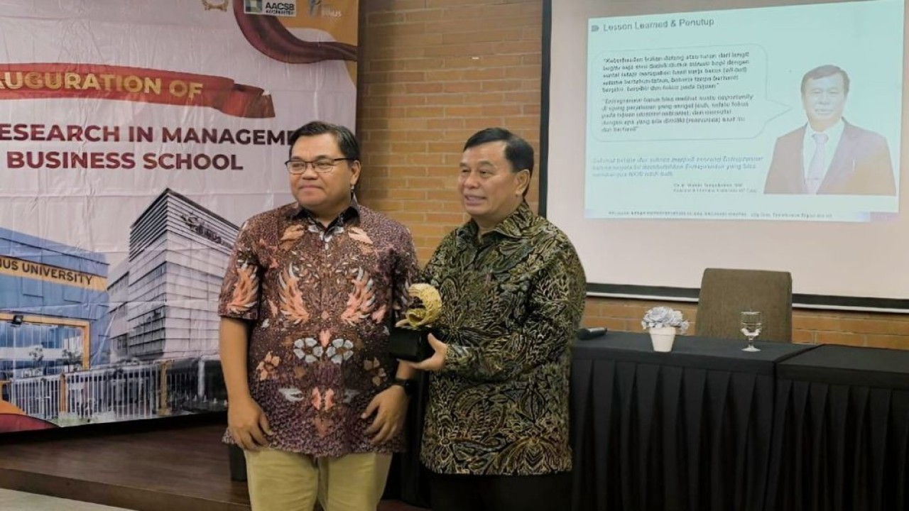 Presiden Komisaris NT Corp, Dr. Ir. Nurdin Tampubolon, M.M., menerima plakat cinderamata dari Dr. Sri Bramantoro Abdinagoro setelah memberikan Kuliah Umum kepada mahasiswa baru Program Doktoral Binus University di Kampus Anggrek, Kemanggisan, Jakarta. (Foto: Dok/Istimewa)