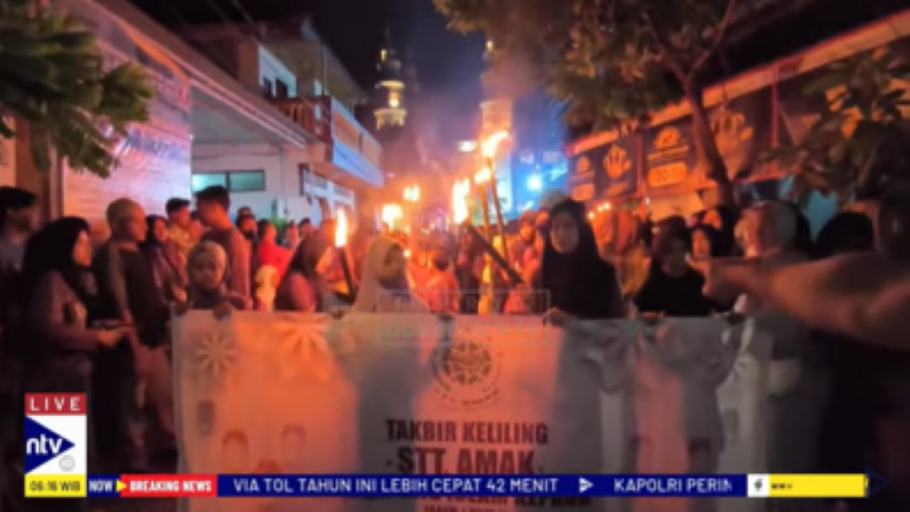 Tradisi pawai obor warga Kampung Islam di Bali pada malam takbiran Lebaran 2025 dimeriahkan dengan musik tradisional Bali Baleganjur